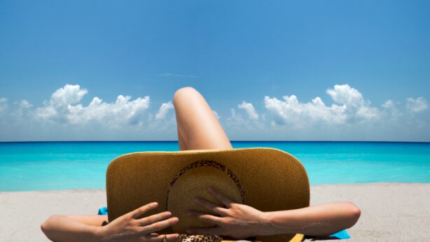 Hvordan beskytter man huden mod UV-stråling uden solcreme?